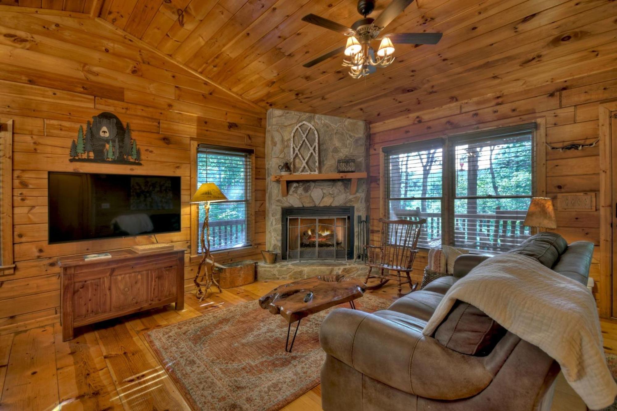 אלייז'ה Bearfoot Ridge Wood-Burning Fireplace Cozy Hot Tub Serene Views מראה חיצוני תמונה