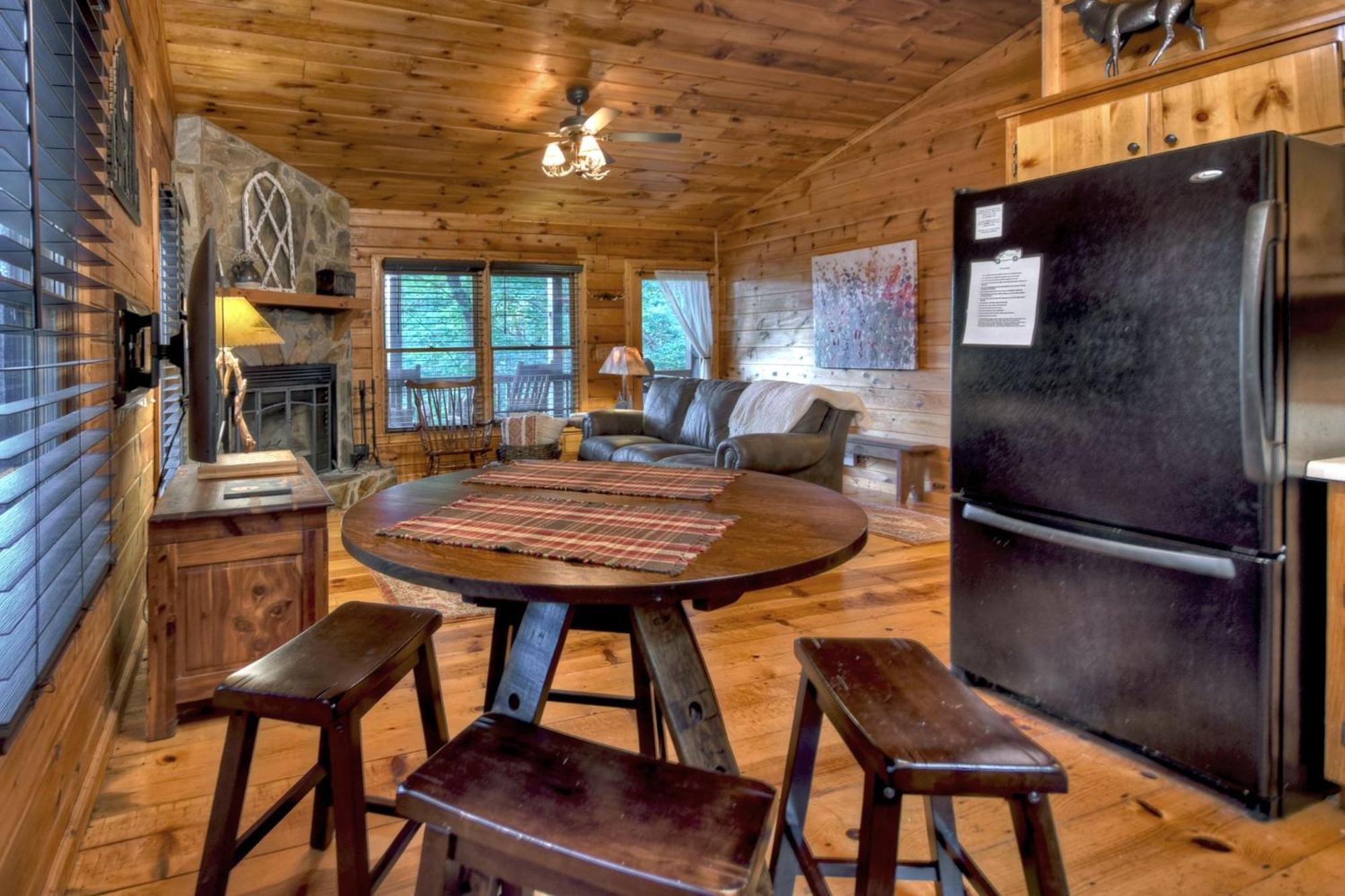 אלייז'ה Bearfoot Ridge Wood-Burning Fireplace Cozy Hot Tub Serene Views מראה חיצוני תמונה