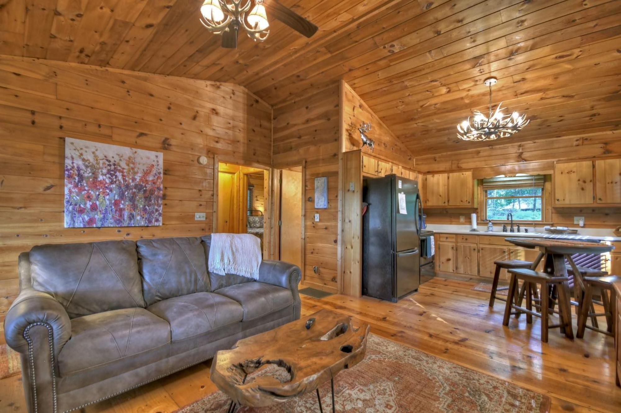 אלייז'ה Bearfoot Ridge Wood-Burning Fireplace Cozy Hot Tub Serene Views מראה חיצוני תמונה