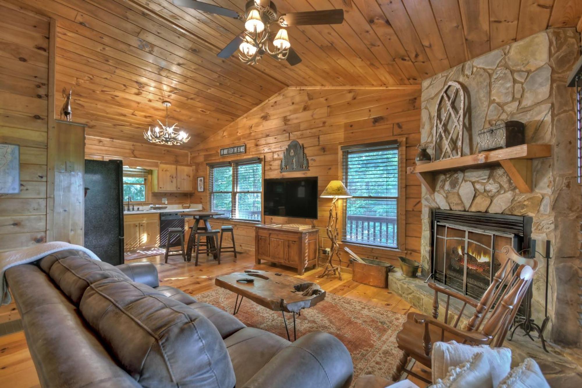 אלייז'ה Bearfoot Ridge Wood-Burning Fireplace Cozy Hot Tub Serene Views מראה חיצוני תמונה