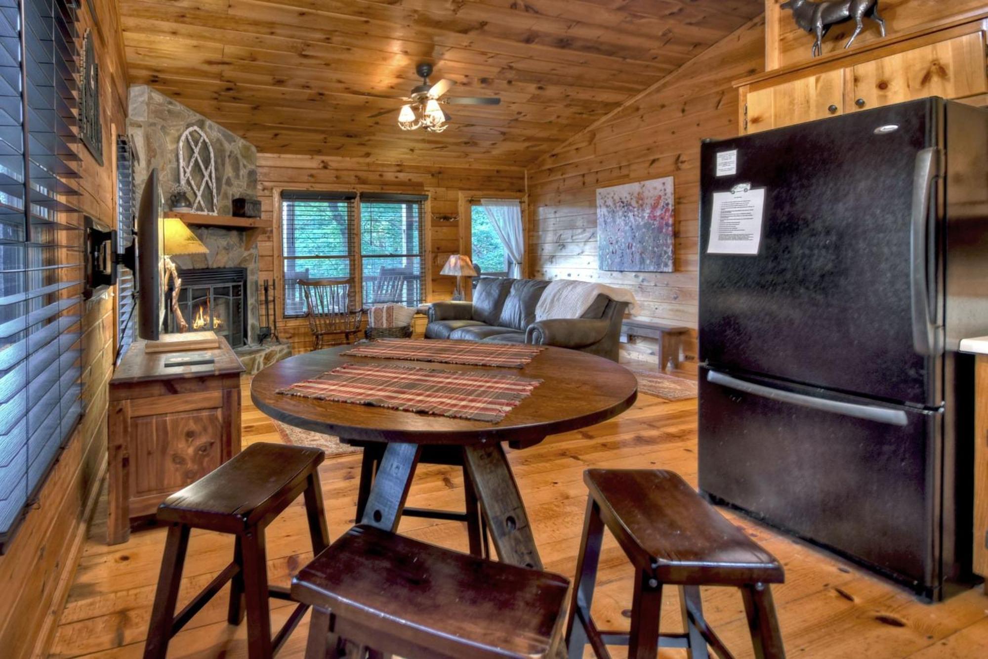 אלייז'ה Bearfoot Ridge Wood-Burning Fireplace Cozy Hot Tub Serene Views מראה חיצוני תמונה