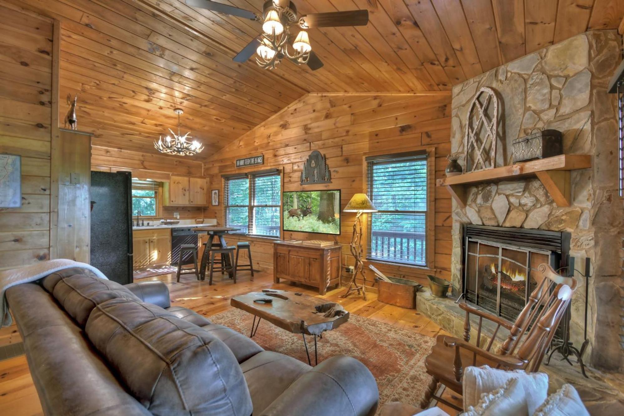 אלייז'ה Bearfoot Ridge Wood-Burning Fireplace Cozy Hot Tub Serene Views מראה חיצוני תמונה
