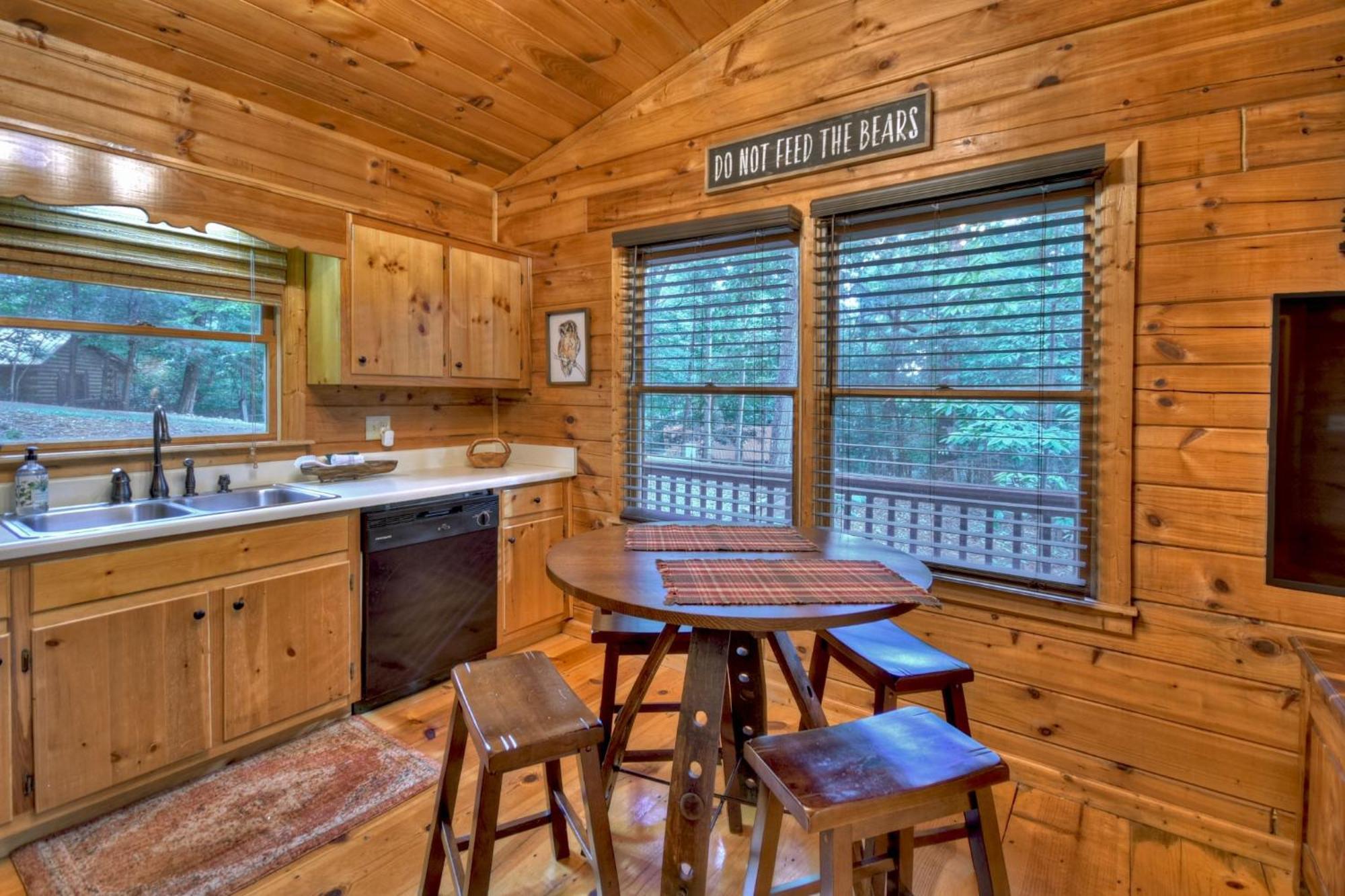 אלייז'ה Bearfoot Ridge Wood-Burning Fireplace Cozy Hot Tub Serene Views מראה חיצוני תמונה